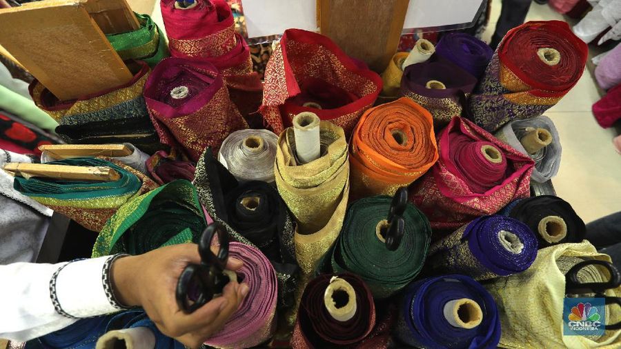 Pembeli memilih kain di salah satu toko tekstil di Pasar Baru, Jakarta, Selasa (6/4/2021). Pemerintah didesak untuk segera memberlakukan penerapan safequard atau perlindungan karena makin markanya produksi tekstil impor di Indonesia. Sekjen Asosiasi Pertekstilan Indonesia, Rizal Tanzil Rakhman menyebutkan bahwa industri tekstil dan produk tekstil (TPT) sektor kain atau garmen saat ini tengah menghadapi gempuran impor kain yang mencapai 46 persen. Pantauan ²©²ÊÍøÕ¾ kain didatangkan langsung dari Tiongkok, India dan Italia (²©²ÊÍøÕ¾/ Tri Susilo)