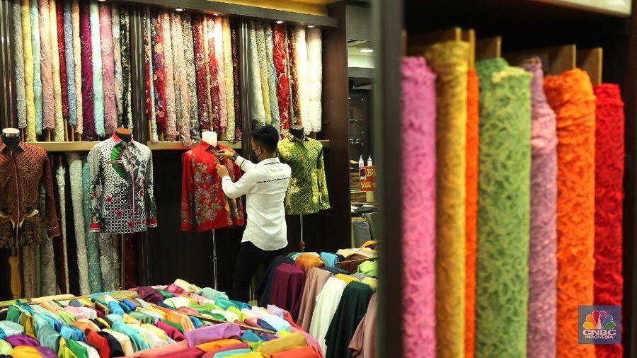 Pembeli memilih kain di salah satu toko tekstil di Pasar Baru, Jakarta, Selasa (6/4/2021). Pemerintah didesak untuk segera memberlakukan penerapan safequard atau perlindungan karena makin markanya produksi tekstil impor di Indonesia. Sekjen Asosiasi Pertekstilan Indonesia, Rizal Tanzil Rakhman menyebutkan bahwa industri tekstil dan produk tekstil (TPT) sektor kain atau garmen saat ini tengah menghadapi gempuran impor kain yang mencapai 46 persen. Pantauan CNBC Indonesia kain didatangkan langsung dari Tiongkok, India dan Italia (CNBC Indonesia/ Tri Susilo)