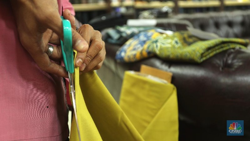 Pembeli memilih kain di salah satu toko tekstil di Pasar Baru, Jakarta, Selasa (6/4/2021). Pemerintah didesak untuk segera memberlakukan penerapan safequard atau perlindungan karena makin markanya produksi tekstil impor di Indonesia. Sekjen Asosiasi Pertekstilan Indonesia, Rizal Tanzil Rakhman menyebutkan bahwa industri tekstil dan produk tekstil (TPT) sektor kain atau garmen saat ini tengah menghadapi gempuran impor kain yang mencapai 46 persen. Pantauan CNBC Indonesia kain didatangkan langsung dari Tiongkok, India dan Italia (CNBC Indonesia/ Tri Susilo)
