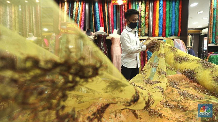 Pembeli memilih kain di salah satu toko tekstil di Pasar Baru, Jakarta, Selasa (6/4/2021). Pemerintah didesak untuk segera memberlakukan penerapan safequard atau perlindungan karena makin markanya produksi tekstil impor di Indonesia. Sekjen Asosiasi Pertekstilan Indonesia, Rizal Tanzil Rakhman menyebutkan bahwa industri tekstil dan produk tekstil (TPT) sektor kain atau garmen saat ini tengah menghadapi gempuran impor kain yang mencapai 46 persen. Pantauan CNBC Indonesia kain didatangkan langsung dari Tiongkok, India dan Italia (CNBC Indonesia/ Tri Susilo)