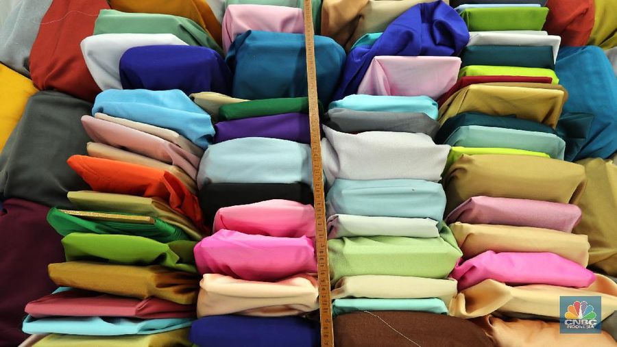 Pembeli memilih kain di salah satu toko tekstil di Pasar Baru, Jakarta, Selasa (6/4/2021). Pemerintah didesak untuk segera memberlakukan penerapan safequard atau perlindungan karena makin markanya produksi tekstil impor di Indonesia. Sekjen Asosiasi Pertekstilan Indonesia, Rizal Tanzil Rakhman menyebutkan bahwa industri tekstil dan produk tekstil (TPT) sektor kain atau garmen saat ini tengah menghadapi gempuran impor kain yang mencapai 46 persen. Pantauan ²©²ÊÍøÕ¾ kain didatangkan langsung dari Tiongkok, India dan Italia (²©²ÊÍøÕ¾/ Tri Susilo)