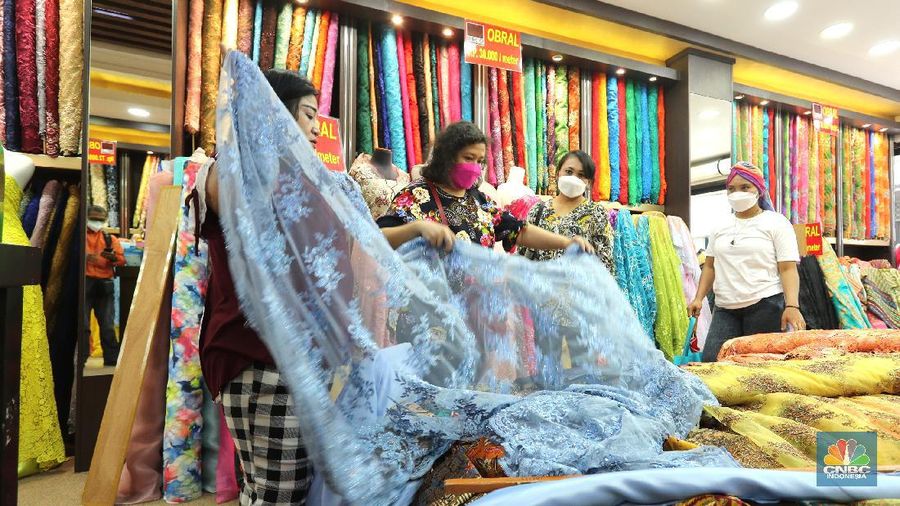 Pembeli memilih kain di salah satu toko tekstil di Pasar Baru, Jakarta, Selasa (6/4/2021). Pemerintah didesak untuk segera memberlakukan penerapan safequard atau perlindungan karena makin markanya produksi tekstil impor di Indonesia. Sekjen Asosiasi Pertekstilan Indonesia, Rizal Tanzil Rakhman menyebutkan bahwa industri tekstil dan produk tekstil (TPT) sektor kain atau garmen saat ini tengah menghadapi gempuran impor kain yang mencapai 46 persen. Pantauan ²©²ÊÍøÕ¾ kain didatangkan langsung dari Tiongkok, India dan Italia (²©²ÊÍøÕ¾/ Tri Susilo)