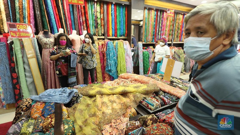 Pembeli memilih kain di salah satu toko tekstil di Pasar Baru, Jakarta, Selasa (6/4/2021). Pemerintah didesak untuk segera memberlakukan penerapan safequard atau perlindungan karena makin markanya produksi tekstil impor di Indonesia. Sekjen Asosiasi Pertekstilan Indonesia, Rizal Tanzil Rakhman menyebutkan bahwa industri tekstil dan produk tekstil (TPT) sektor kain atau garmen saat ini tengah menghadapi gempuran impor kain yang mencapai 46 persen. Pantauan CNBC Indonesia kain didatangkan langsung dari Tiongkok, India dan Italia (CNBC Indonesia/ Tri Susilo)