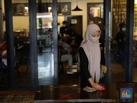 Heboh Gerai-Gerai Warunk Upnormal Bertumbangan, Ada Apa?