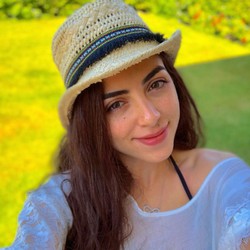 Wanita Cantik Dituding Buat Terusan Suez Macet, Ini Potretnya