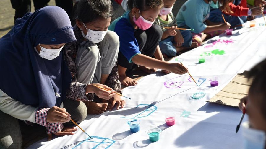PWP Pertamina Ajak Anak-anak Pengungsian di Balongan Cuci Tangan dan Melukis Bersama  (Poto: Pertamina)