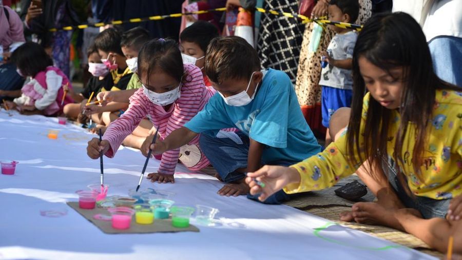 PWP Pertamina Ajak Anak-anak Pengungsian di Balongan Cuci Tangan dan Melukis Bersama  (Poto: Pertamina)