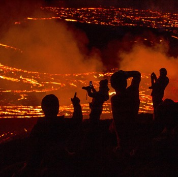 Menantang Bahaya, Warga Tonton Lava Gunung Berapi di Islandia