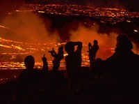Menantang Bahaya, Warga Tonton Lava Gunung Berapi di Islandia