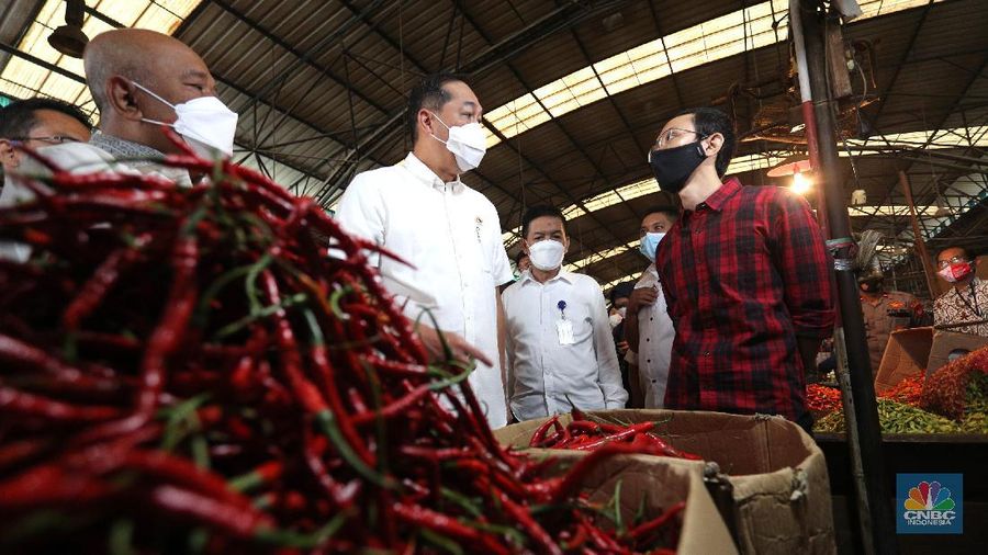 Menteri Perdagangan (Mendag) Muhammad Lutfi berbincang dengan pedagang saat mengunjungi Pasar Kramat Jati, Jakarta, Rabu (7/4/2021). (CNBC Indonesia/ Tri Susilo)