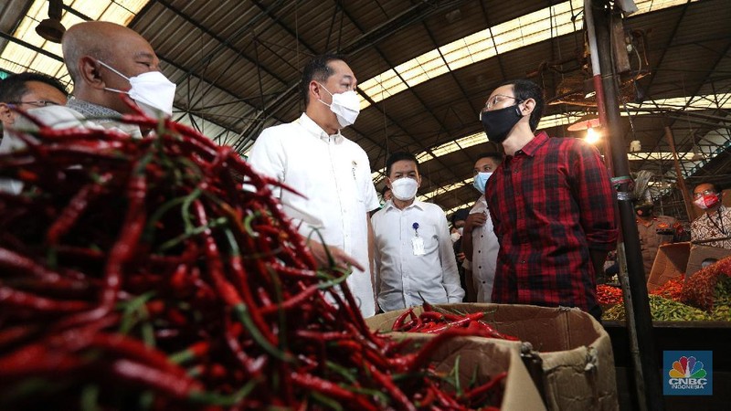Menteri Perdagangan (Mendag) Muhammad Lutfi berbincang dengan pedagang saat mengunjungi Pasar Kramat Jati, Jakarta, Rabu (7/4/2021). (CNBC Indonesia/ Tri Susilo)