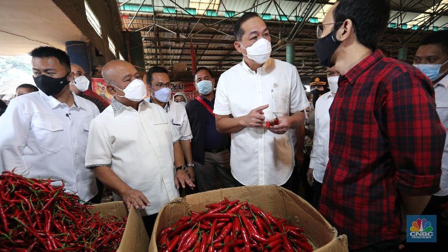 Menteri Perdagangan (Mendag) Muhammad Lutfi berbincang dengan pedagang saat mengunjungi Pasar Kramat Jati, Jakarta, Rabu (7/4/2021). (CNBC Indonesia/ Tri Susilo)