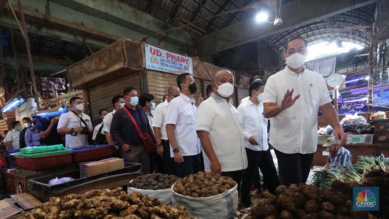 Menteri Perdagangan (Mendag) Muhammad Lutfi berbincang dengan pedagang saat mengunjungi Pasar Kramat Jati, Jakarta, Rabu (7/4/2021). (CNBC Indonesia/ Tri Susilo)