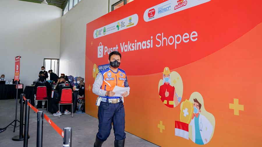 Pemberian sertifikat bagi aparatur sipil negara dan pelayan publik yang telah menyelesaikan proses vaksin di Pusat Vaksinasi Shopee (dok. Shopee)