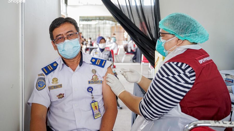 Pemberian vaksin kepada aparatur sipil negara Jawa Barat (dok. Shopee)