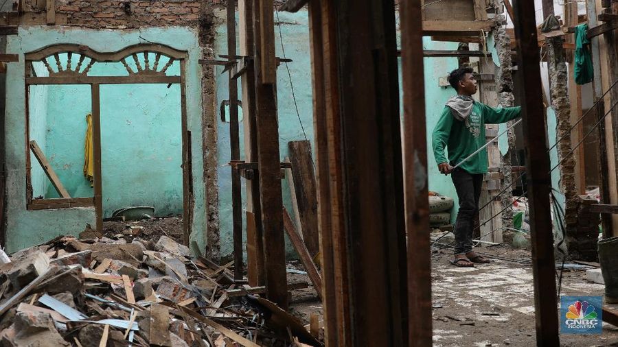 Pekerja mengerjakan bangunan proyek bedah rumah di Kawasan Kebon Pala, Jakarta Timur, Rabu (7/4). Sebanyak 40 rumah langganan banjir di RT 13 RW 04, Kebon Pala, Kampung Melayu, akan direnovasi oleh Pemprov DKI Jakarta. Untuk saat ini pengerjaan 18 rumah terlebih dahulu dan ditargetkan selesai setelah ramadhan. Renovasi rumah itu akan dibuat model panggung. Selain itu, warga yang rumahnya sedang dalam tahap renovasi dipindahkan oleh pemerintah ke beberapa rumah kontrakan dan kos-kosan. Sementara itu, Ita merasa terbantu atas bantuan yang diberikan pemerintah. Nana 50 Th salah satu warga Rt 013 RW 04 yang rumahnya direnovasi mengaku bersyukur. 