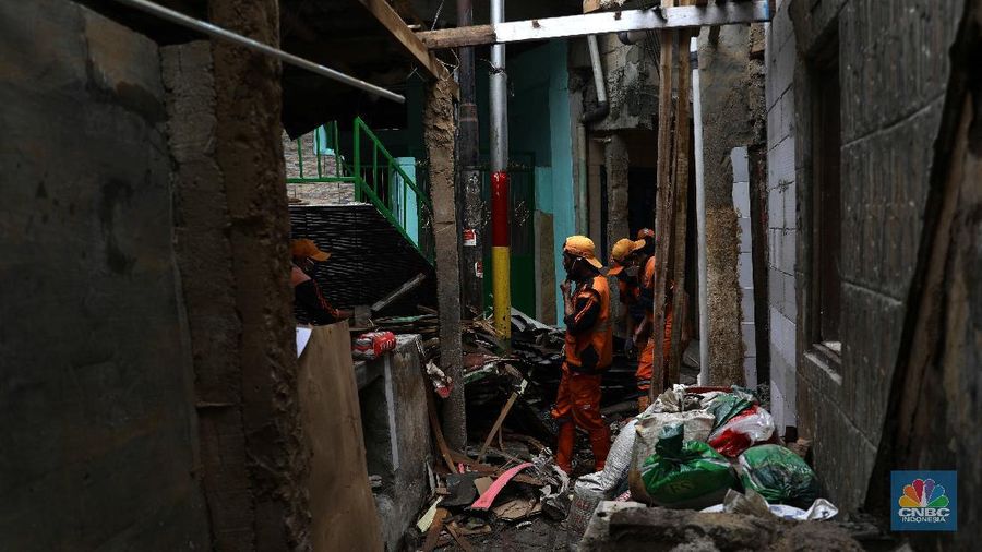 Pekerja mengerjakan bangunan proyek bedah rumah di Kawasan Kebon Pala, Jakarta Timur, Rabu (7/4). Sebanyak 40 rumah langganan banjir di RT 13 RW 04, Kebon Pala, Kampung Melayu, akan direnovasi oleh Pemprov DKI Jakarta. Untuk saat ini pengerjaan 18 rumah terlebih dahulu dan ditargetkan selesai setelah ramadhan. Renovasi rumah itu akan dibuat model panggung. Selain itu, warga yang rumahnya sedang dalam tahap renovasi dipindahkan oleh pemerintah ke beberapa rumah kontrakan dan kos-kosan. Sementara itu, Ita merasa terbantu atas bantuan yang diberikan pemerintah. Nana 50 Th salah satu warga Rt 013 RW 04 yang rumahnya direnovasi mengaku bersyukur. 