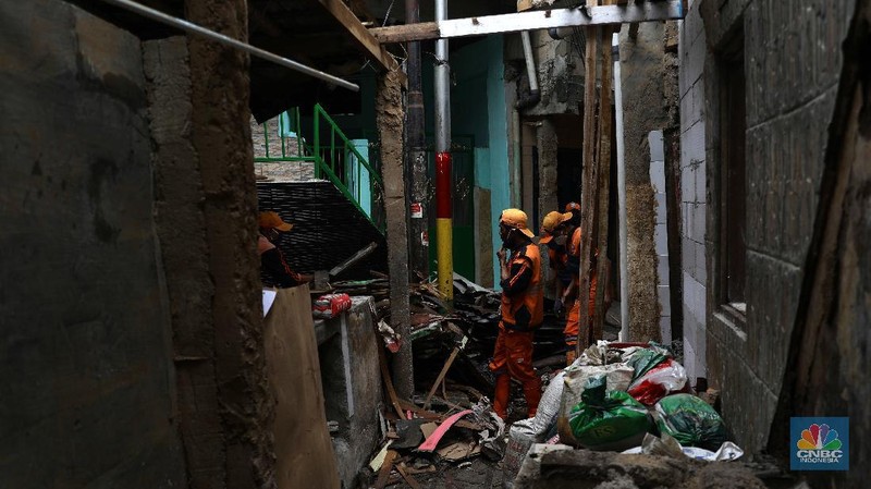 Pekerja mengerjakan bangunan proyek bedah rumah di Kawasan Kebon Pala, Jakarta Timur, Rabu (7/4). Sebanyak 40 rumah langganan banjir di RT 13 RW 04, Kebon Pala, Kampung Melayu, akan direnovasi oleh Pemprov DKI Jakarta. Untuk saat ini pengerjaan 18 rumah terlebih dahulu dan ditargetkan selesai setelah ramadhan. Renovasi rumah itu akan dibuat model panggung. Selain itu, warga yang rumahnya sedang dalam tahap renovasi dipindahkan oleh pemerintah ke beberapa rumah kontrakan dan kos-kosan. Sementara itu, Ita merasa terbantu atas bantuan yang diberikan pemerintah. Nana 50 Th salah satu warga Rt 013 RW 04 yang rumahnya direnovasi mengaku bersyukur. 
