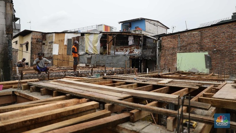 Pekerja mengerjakan bangunan proyek bedah rumah di Kawasan Kebon Pala, Jakarta Timur, Rabu (7/4). Sebanyak 40 rumah langganan banjir di RT 13 RW 04, Kebon Pala, Kampung Melayu, akan direnovasi oleh Pemprov DKI Jakarta. Untuk saat ini pengerjaan 18 rumah terlebih dahulu dan ditargetkan selesai setelah ramadhan. Renovasi rumah itu akan dibuat model panggung. Selain itu, warga yang rumahnya sedang dalam tahap renovasi dipindahkan oleh pemerintah ke beberapa rumah kontrakan dan kos-kosan. Sementara itu, Ita merasa terbantu atas bantuan yang diberikan pemerintah. Nana 50 Th salah satu warga Rt 013 RW 04 yang rumahnya direnovasi mengaku bersyukur. 