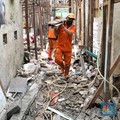 Pekerja mengerjakan bangunan proyek bedah rumah di Kawasan Kebon Pala, Jakarta Timur, Rabu (7/4). Sebanyak 40 rumah langganan banjir di RT 13 RW 04, Kebon Pala, Kampung Melayu, akan direnovasi oleh Pemprov DKI Jakarta. Untuk saat ini pengerjaan 18 ru