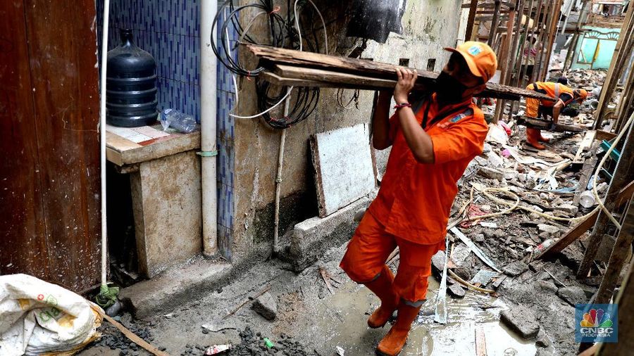 Pekerja mengerjakan bangunan proyek bedah rumah di Kawasan Kebon Pala, Jakarta Timur, Rabu (7/4). Sebanyak 40 rumah langganan banjir di RT 13 RW 04, Kebon Pala, Kampung Melayu, akan direnovasi oleh Pemprov DKI Jakarta. Untuk saat ini pengerjaan 18 rumah terlebih dahulu dan ditargetkan selesai setelah ramadhan. Renovasi rumah itu akan dibuat model panggung. Selain itu, warga yang rumahnya sedang dalam tahap renovasi dipindahkan oleh pemerintah ke beberapa rumah kontrakan dan kos-kosan. Sementara itu, Ita merasa terbantu atas bantuan yang diberikan pemerintah. Nana 50 Th salah satu warga Rt 013 RW 04 yang rumahnya direnovasi mengaku bersyukur. 