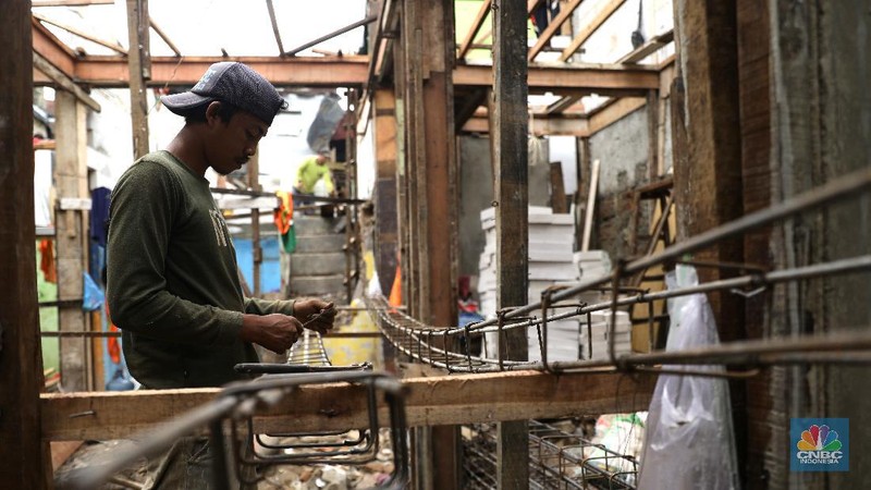 Pekerja mengerjakan bangunan proyek bedah rumah di Kawasan Kebon Pala, Jakarta Timur, Rabu (7/4). Sebanyak 40 rumah langganan banjir di RT 13 RW 04, Kebon Pala, Kampung Melayu, akan direnovasi oleh Pemprov DKI Jakarta. Untuk saat ini pengerjaan 18 rumah terlebih dahulu dan ditargetkan selesai setelah ramadhan. Renovasi rumah itu akan dibuat model panggung. Selain itu, warga yang rumahnya sedang dalam tahap renovasi dipindahkan oleh pemerintah ke beberapa rumah kontrakan dan kos-kosan. Sementara itu, Ita merasa terbantu atas bantuan yang diberikan pemerintah. Nana 50 Th salah satu warga Rt 013 RW 04 yang rumahnya direnovasi mengaku bersyukur. 