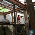 Pekerja mengerjakan bangunan proyek bedah rumah di Kawasan Kebon Pala, Jakarta Timur, Rabu (7/4). Sebanyak 40 rumah langganan banjir di RT 13 RW 04, Kebon Pala, Kampung Melayu, akan direnovasi oleh Pemprov DKI Jakarta. Untuk saat ini pengerjaan 18 ru