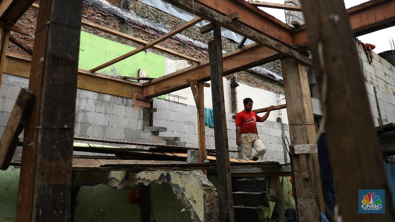 Pekerja mengerjakan bangunan proyek bedah rumah di Kawasan Kebon Pala, Jakarta Timur, Rabu (7/4). Sebanyak 40 rumah langganan banjir di RT 13 RW 04, Kebon Pala, Kampung Melayu, akan direnovasi oleh Pemprov DKI Jakarta. Untuk saat ini pengerjaan 18 rumah terlebih dahulu dan ditargetkan selesai setelah ramadhan. Renovasi rumah itu akan dibuat model panggung. Selain itu, warga yang rumahnya sedang dalam tahap renovasi dipindahkan oleh pemerintah ke beberapa rumah kontrakan dan kos-kosan. Sementara itu, Ita merasa terbantu atas bantuan yang diberikan pemerintah. Nana 50 Th salah satu warga Rt 013 RW 04 yang rumahnya direnovasi mengaku bersyukur. 