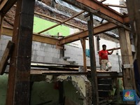 Pekerja mengerjakan bangunan proyek bedah rumah di Kawasan Kebon Pala, Jakarta Timur, Rabu (7/4). Sebanyak 40 rumah langganan banjir di RT 13 RW 04, Kebon Pala, Kampung Melayu, akan direnovasi oleh Pemprov DKI Jakarta. Untuk saat ini pengerjaan 18 ru