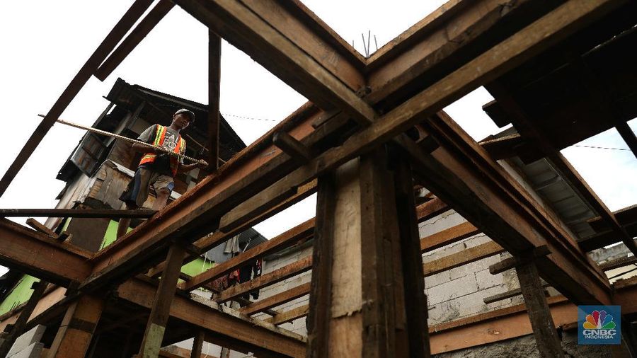 Pekerja mengerjakan bangunan proyek bedah rumah di Kawasan Kebon Pala, Jakarta Timur, Rabu (7/4). Sebanyak 40 rumah langganan banjir di RT 13 RW 04, Kebon Pala, Kampung Melayu, akan direnovasi oleh Pemprov DKI Jakarta. Untuk saat ini pengerjaan 18 rumah terlebih dahulu dan ditargetkan selesai setelah ramadhan. Renovasi rumah itu akan dibuat model panggung. Selain itu, warga yang rumahnya sedang dalam tahap renovasi dipindahkan oleh pemerintah ke beberapa rumah kontrakan dan kos-kosan. Sementara itu, Ita merasa terbantu atas bantuan yang diberikan pemerintah. Nana 50 Th salah satu warga Rt 013 RW 04 yang rumahnya direnovasi mengaku bersyukur. 