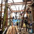Pekerja mengerjakan bangunan proyek bedah rumah di Kawasan Kebon Pala, Jakarta Timur, Rabu (7/4). Sebanyak 40 rumah langganan banjir di RT 13 RW 04, Kebon Pala, Kampung Melayu, akan direnovasi oleh Pemprov DKI Jakarta. Untuk saat ini pengerjaan 18 ru