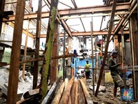 Pekerja mengerjakan bangunan proyek bedah rumah di Kawasan Kebon Pala, Jakarta Timur, Rabu (7/4). Sebanyak 40 rumah langganan banjir di RT 13 RW 04, Kebon Pala, Kampung Melayu, akan direnovasi oleh Pemprov DKI Jakarta. Untuk saat ini pengerjaan 18 ru