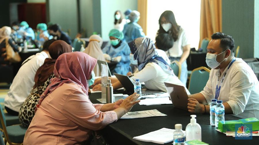 Petugas menyuntikkan vaksin Covid-19 kepada penerima vaksin di Senayan City, Jakarta, Rabu (7/4/2021). Senayan City memfasilitasi vaksinasi dosis pertama bagi lansia dan tenaga pengajar yang ditargetkan untuk 500 orang per hari dari tanggal 7-10 April 2021.  (CNBC Indonesia/ Tri Susilo)