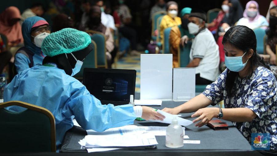 Petugas menyuntikkan vaksin Covid-19 kepada penerima vaksin di Senayan City, Jakarta, Rabu (7/4/2021). Senayan City memfasilitasi vaksinasi dosis pertama bagi lansia dan tenaga pengajar yang ditargetkan untuk 500 orang per hari dari tanggal 7-10 April 2021.  (CNBC Indonesia/ Tri Susilo)