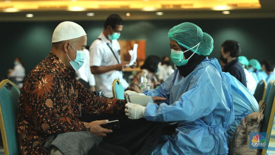 Petugas menyuntikkan vaksin Covid-19 kepada penerima vaksin di Senayan City, Jakarta, Rabu (7/4/2021). Senayan City memfasilitasi vaksinasi dosis pertama bagi lansia dan tenaga pengajar yang ditargetkan untuk 500 orang per hari dari tanggal 7-10 April 2021.  (CNBC Indonesia/ Tri Susilo)