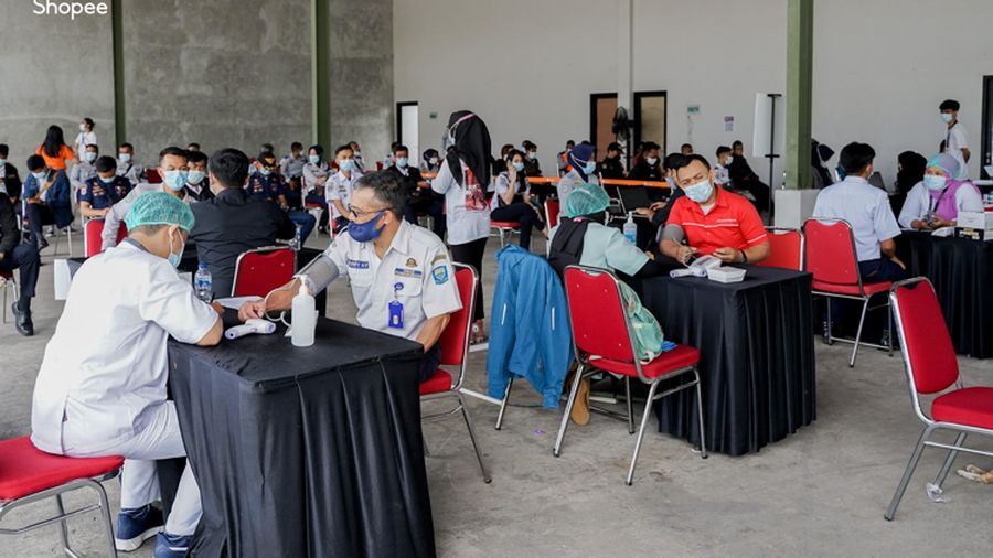 Proses pemeriksaan tekanan darah para penerima calon vaksin (dok. Shopee)