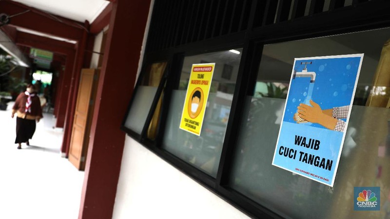 Suasana uji coba pembelajaran tatap muka hari pertama di SDN Cipinang Melayu 08 pagi, Jakarta, Rabu (7/4/2021). Pemerintah Provinsi DKI melakukan uji coba pembelajaran tatap muka terbatas di 85 sekolah mulai 7 April hingga 29 April 2021 dengan menerapkan protokol kesehatan Covid-19 yang ketat. Skema yang akan diterapkan adalah pembelajaran tatap muka secara bergantian di dalam ruangan maksimum 50 persen dari kapasitas ruangan. Kepala Sudin Pendidikan Wilayah 2 Jakarta Timur, Putoyo saat ditemui CNBC Indonesia mengatakan 