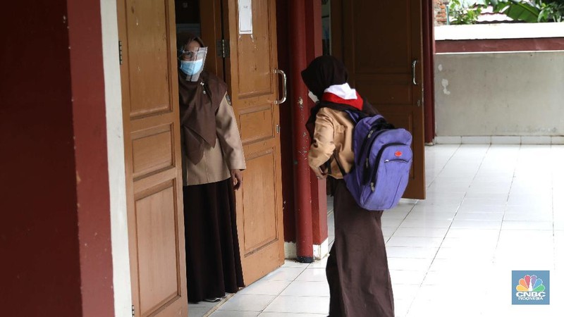 Suasana uji coba pembelajaran tatap muka hari pertama di SDN Cipinang Melayu 08 pagi, Jakarta, Rabu (7/4/2021). Pemerintah Provinsi DKI melakukan uji coba pembelajaran tatap muka terbatas di 85 sekolah mulai 7 April hingga 29 April 2021 dengan menerapkan protokol kesehatan Covid-19 yang ketat. Skema yang akan diterapkan adalah pembelajaran tatap muka secara bergantian di dalam ruangan maksimum 50 persen dari kapasitas ruangan. Kepala Sudin Pendidikan Wilayah 2 Jakarta Timur, Putoyo saat ditemui CNBC Indonesia mengatakan 