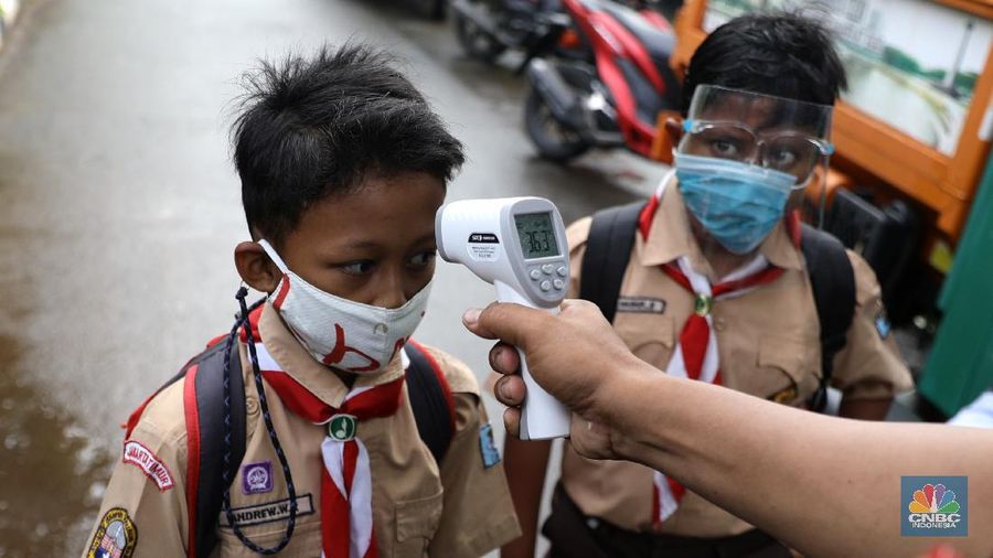 Suasana uji coba pembelajaran tatap muka hari pertama di SDN Cipinang Melayu 08 pagi, Jakarta, Rabu (7/4/2021). Pemerintah Provinsi DKI melakukan uji coba pembelajaran tatap muka terbatas di 85 sekolah mulai 7 April hingga 29 April 2021 dengan menerapkan protokol kesehatan Covid-19 yang ketat. Skema yang akan diterapkan adalah pembelajaran tatap muka secara bergantian di dalam ruangan maksimum 50 persen dari kapasitas ruangan. Kepala Sudin Pendidikan Wilayah 2 Jakarta Timur, Putoyo saat ditemui CNBC Indonesia mengatakan 