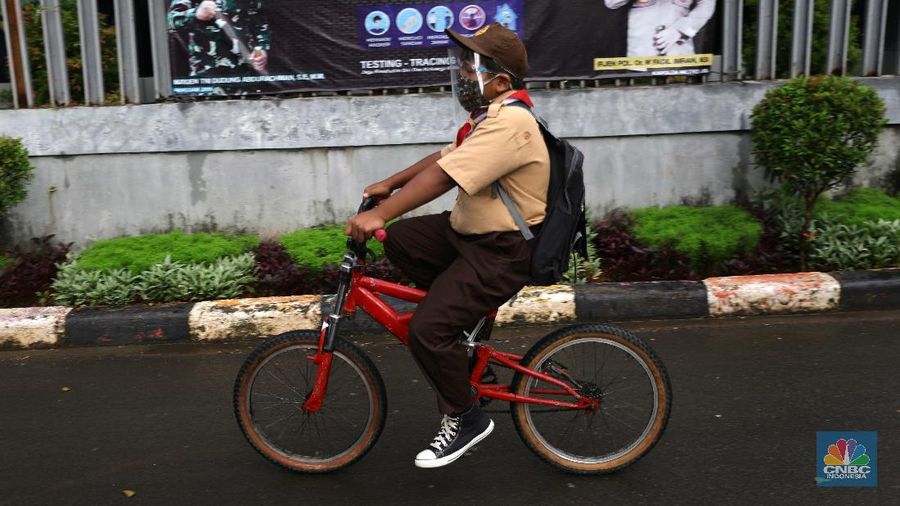 Suasana uji coba pembelajaran tatap muka hari pertama di SDN Cipinang Melayu 08 pagi, Jakarta, Rabu (7/4/2021). Pemerintah Provinsi DKI melakukan uji coba pembelajaran tatap muka terbatas di 85 sekolah mulai 7 April hingga 29 April 2021 dengan menerapkan protokol kesehatan Covid-19 yang ketat. Skema yang akan diterapkan adalah pembelajaran tatap muka secara bergantian di dalam ruangan maksimum 50 persen dari kapasitas ruangan. Kepala Sudin Pendidikan Wilayah 2 Jakarta Timur, Putoyo saat ditemui CNBC Indonesia mengatakan 
