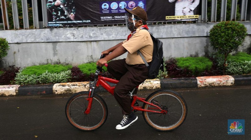 Suasana uji coba pembelajaran tatap muka hari pertama di SDN Cipinang Melayu 08 pagi, Jakarta, Rabu (7/4/2021). Pemerintah Provinsi DKI melakukan uji coba pembelajaran tatap muka terbatas di 85 sekolah mulai 7 April hingga 29 April 2021 dengan menerapkan protokol kesehatan Covid-19 yang ketat. Skema yang akan diterapkan adalah pembelajaran tatap muka secara bergantian di dalam ruangan maksimum 50 persen dari kapasitas ruangan. Kepala Sudin Pendidikan Wilayah 2 Jakarta Timur, Putoyo saat ditemui CNBC Indonesia mengatakan 