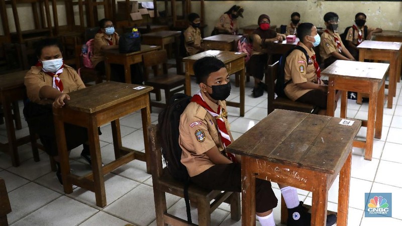 Suasana uji coba pembelajaran tatap muka hari pertama di SDN Cipinang Melayu 08 pagi, Jakarta, Rabu (7/4/2021). Pemerintah Provinsi DKI melakukan uji coba pembelajaran tatap muka terbatas di 85 sekolah mulai 7 April hingga 29 April 2021 dengan menerapkan protokol kesehatan Covid-19 yang ketat. Skema yang akan diterapkan adalah pembelajaran tatap muka secara bergantian di dalam ruangan maksimum 50 persen dari kapasitas ruangan. Kepala Sudin Pendidikan Wilayah 2 Jakarta Timur, Putoyo saat ditemui CNBC Indonesia mengatakan 