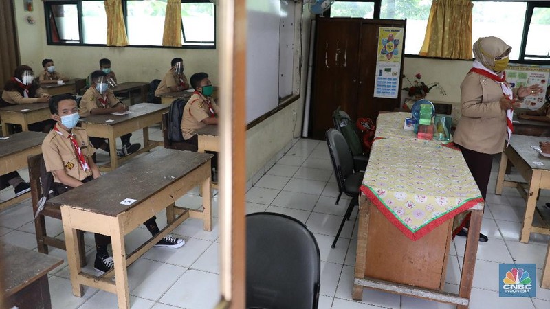 Suasana uji coba pembelajaran tatap muka hari pertama di SDN Cipinang Melayu 08 pagi, Jakarta, Rabu (7/4/2021). Pemerintah Provinsi DKI melakukan uji coba pembelajaran tatap muka terbatas di 85 sekolah mulai 7 April hingga 29 April 2021 dengan menerapkan protokol kesehatan Covid-19 yang ketat. Skema yang akan diterapkan adalah pembelajaran tatap muka secara bergantian di dalam ruangan maksimum 50 persen dari kapasitas ruangan. Kepala Sudin Pendidikan Wilayah 2 Jakarta Timur, Putoyo saat ditemui CNBC Indonesia mengatakan 