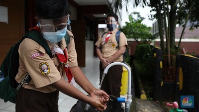 Suasana uji coba pembelajaran tatap muka hari pertama di SDN Cipinang Melayu 08 pagi, Suasana uji coba pembelajaran tatap muka hari pertama di SDN Cipinang Melayu 08 pagi, Jakarta, Rabu (7/4/2021). Pemerintah Provinsi DKI melakukan uji coba pembelajaran tatap muka terbatas di 85 sekolah mulai 7 April hingga 29 April 2021 dengan menerapkan protokol kesehatan Covid-19 yang ketat. Skema yang akan diterapkan adalah pembelajaran tatap muka secara bergantian di dalam ruangan maksimum 50 persen dari kapasitas ruangan. Kepala Sudin Pendidikan Wilayah 2 Jakarta Timur, Putoyo saat ditemui CNBC Indonesia mengatakan