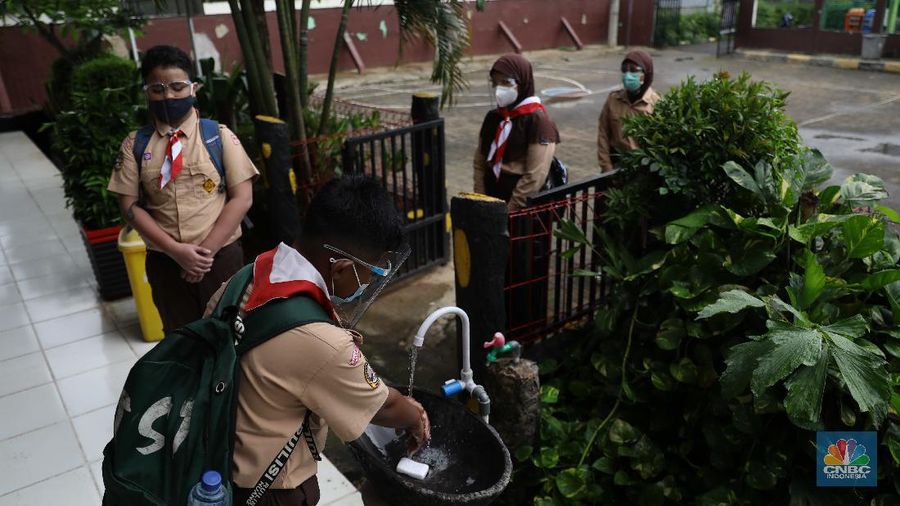 Suasana uji coba pembelajaran tatap muka hari pertama di SDN Cipinang Melayu 08 pagi, Jakarta, Rabu (7/4/2021). Pemerintah Provinsi DKI melakukan uji coba pembelajaran tatap muka terbatas di 85 sekolah mulai 7 April hingga 29 April 2021 dengan menerapkan protokol kesehatan Covid-19 yang ketat. Skema yang akan diterapkan adalah pembelajaran tatap muka secara bergantian di dalam ruangan maksimum 50 persen dari kapasitas ruangan. Kepala Sudin Pendidikan Wilayah 2 Jakarta Timur, Putoyo saat ditemui CNBC Indonesia mengatakan 