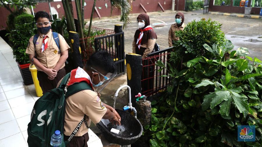 Suasana uji coba pembelajaran tatap muka hari pertama di SDN Cipinang Melayu 08 pagi, Jakarta, Rabu (7/4/2021). Pemerintah Provinsi DKI melakukan uji coba pembelajaran tatap muka terbatas di 85 sekolah mulai 7 April hingga 29 April 2021 dengan menerapkan protokol kesehatan Covid-19 yang ketat. Skema yang akan diterapkan adalah pembelajaran tatap muka secara bergantian di dalam ruangan maksimum 50 persen dari kapasitas ruangan. Kepala Sudin Pendidikan Wilayah 2 Jakarta Timur, Putoyo saat ditemui CNBC Indonesia mengatakan 