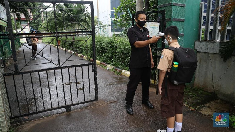 Suasana uji coba pembelajaran tatap muka hari pertama di SDN Cipinang Melayu 08 pagi, Jakarta, Rabu (7/4/2021). Pemerintah Provinsi DKI melakukan uji coba pembelajaran tatap muka terbatas di 85 sekolah mulai 7 April hingga 29 April 2021 dengan menerapkan protokol kesehatan Covid-19 yang ketat. Skema yang akan diterapkan adalah pembelajaran tatap muka secara bergantian di dalam ruangan maksimum 50 persen dari kapasitas ruangan. Kepala Sudin Pendidikan Wilayah 2 Jakarta Timur, Putoyo saat ditemui CNBC Indonesia mengatakan 