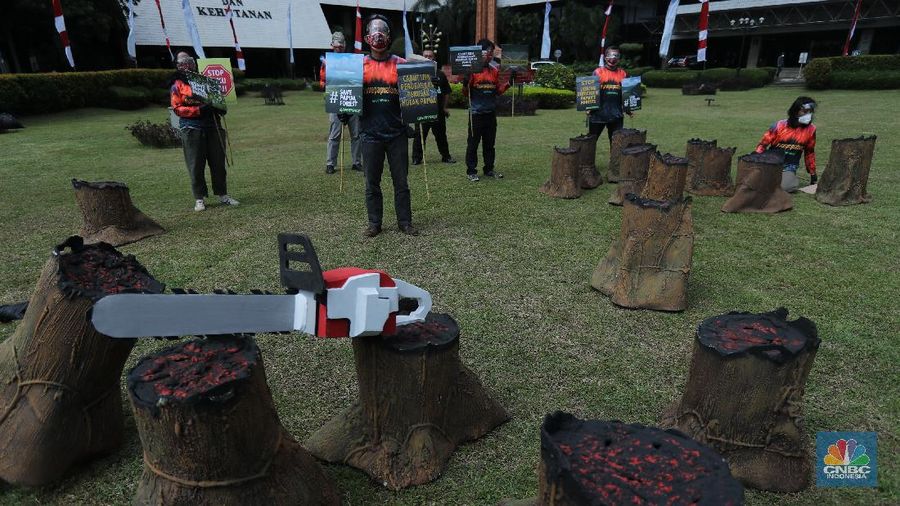 Sejumlah aktivis Greenpeace melakukan aksi di Kantor Kementrian  Lingkungan Hidup dan Kehutanan (KLKH), Jakarta, Kamis (8/4/2021). Aksi tersebut menuntut pemerintah agar menindaklanjuti pelanggaran penerbitan izin pelepasan hutan di Papua. Serta mengembalikan perkebunan yang belum  dirusak kepada masyarakat adat Papua (CNBC Indonesia/ Tri Susilo)