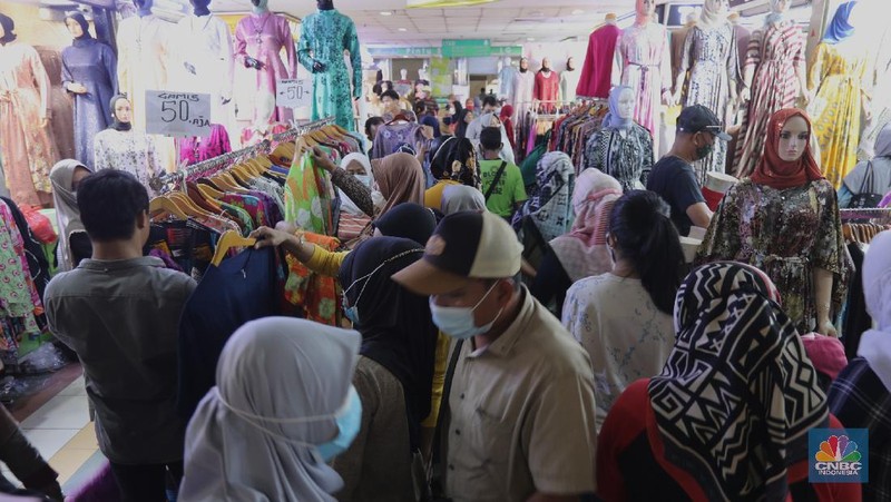 Pengunjung memilih pakaian muslim di Pasar Tanah Abang, Jakarta, Kamis (8/4/2021). Pasar Tanah Abang mulai terpantau ramai pengunjung menjelang bulan suci Ramadhan, keramaian tersebut tentu menimbulkan kekhawatiran adanya penularan Covid-19, walaupun pedagang sudah di Vaksin. Menurut Yati (49) pedagang pakain muslim mengatakan 