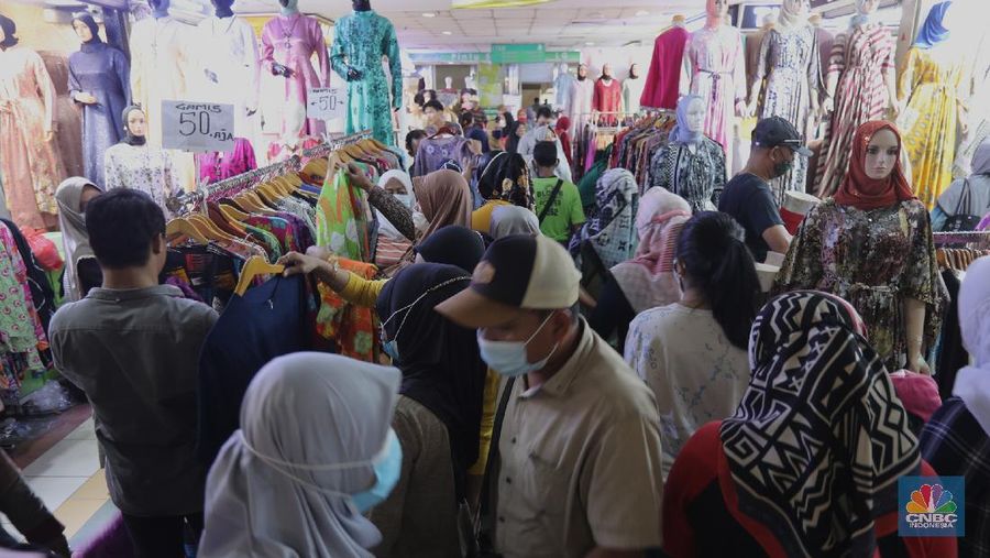 Pengunjung memilih pakaian muslim di Pasar Tanah Abang, Jakarta, Kamis (8/4/2021). Pasar Tanah Abang mulai terpantau ramai pengunjung menjelang bulan suci Ramadhan, keramaian tersebut tentu menimbulkan kekhawatiran adanya penularan Covid-19, walaupun pedagang sudah di Vaksin. Menurut Yati (49) pedagang pakain muslim mengatakan